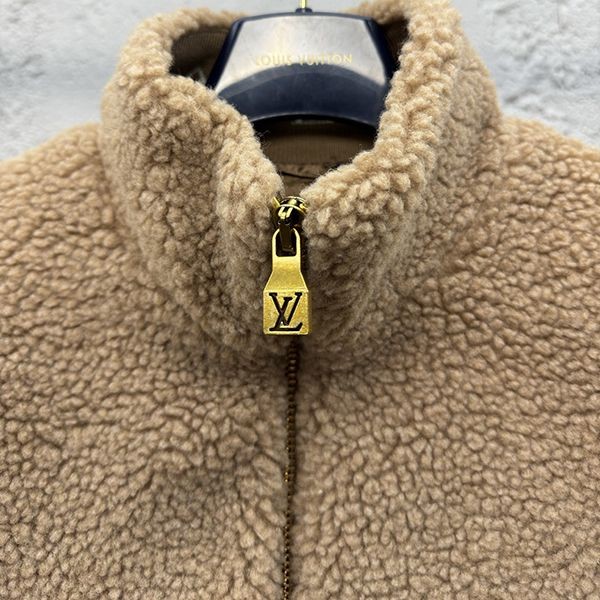 新色登場☆ルイヴィトン レザーパッチフリースブルゾン スーパーコピー vuy50494